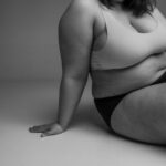 Czarno-biały portret modelki plus size promującej akceptację ciała