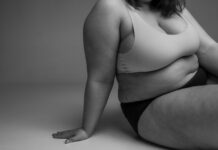 Pielęgnacja skóry ciała plus size rytuały które naprawdę poprawiają jędrność i komfort Czarno-biały portret modelki plus size promującej akceptację ciała