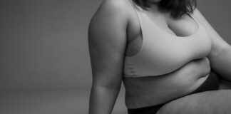 Pielęgnacja skóry ciała plus size rytuały które naprawdę poprawiają jędrność i komfort Czarno-biały portret modelki plus size promującej akceptację ciała