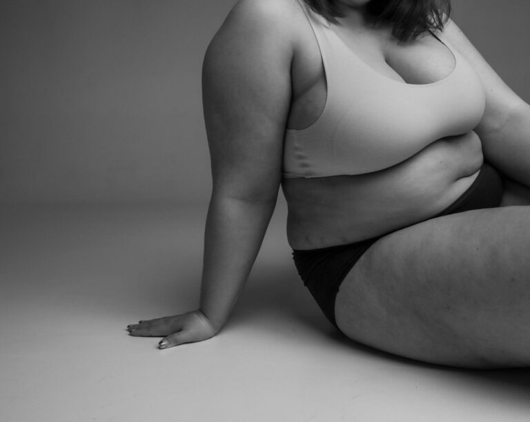 Czarno-biały portret modelki plus size promującej akceptację ciała