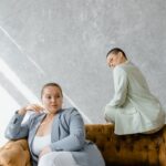 Dwie eleganckie kobiety plus size w garniturach siedzą na kanapie