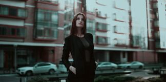 Ubrania jako codzienny manifest samoakceptacji: jak świadomie wybierać styl Pewna siebie młoda kobieta w eleganckim stroju na miejskiej ulicy