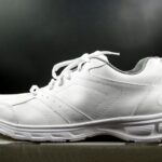 Biały sneaker z nowoczesnym designem widziany z boku