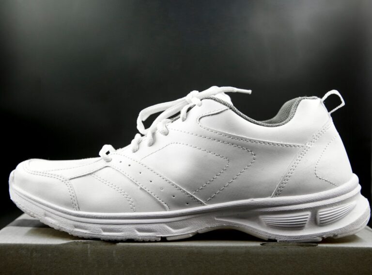 Biały sneaker z nowoczesnym designem widziany z boku