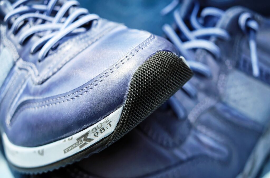 Niebieskie sportowe sneakersy z siateczką i sznurowadłami z bliska