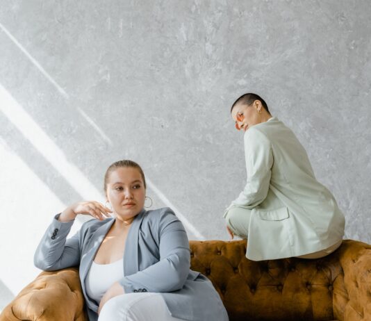 Stylizacje plus size na letnie upały podczas wesela – jakie oddychające tkaniny wybrać? Stylizacje plus size na letnie upały podczas wesela – jakie oddychające tkaniny wybrać?